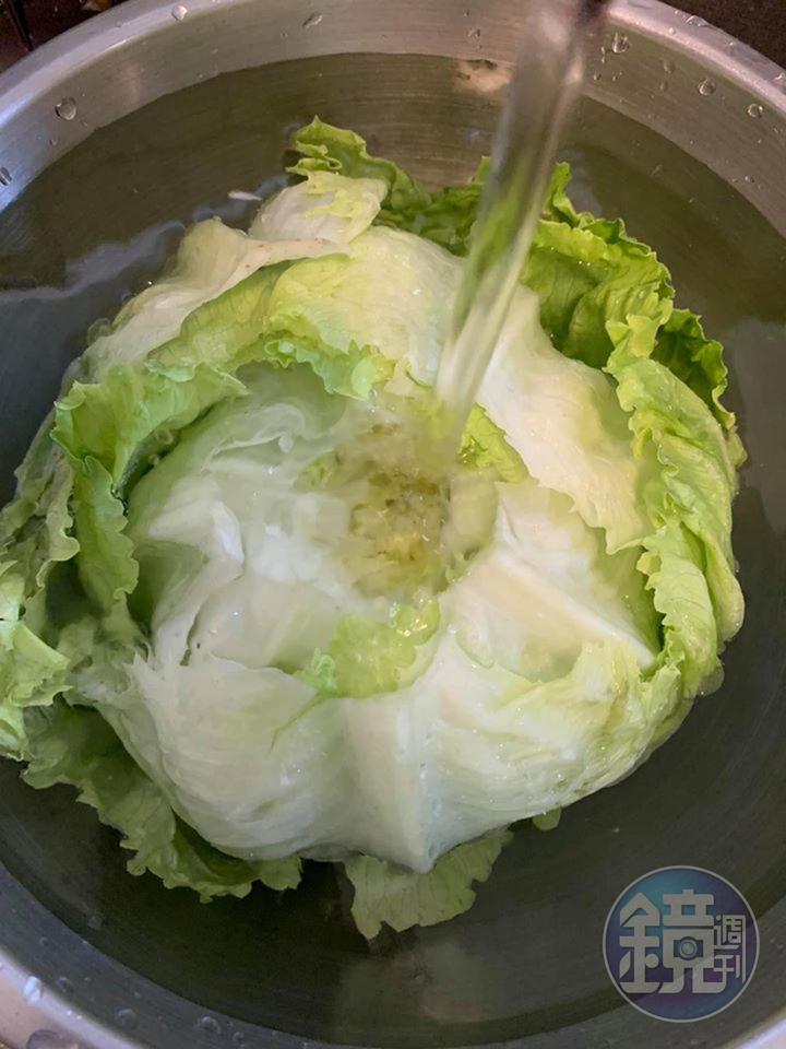 從切開的蒂頭處沖水，便會看到生菜如花瓣展開。