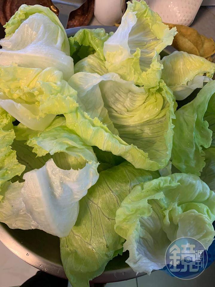 生菜葉能輕易剝成一片片。