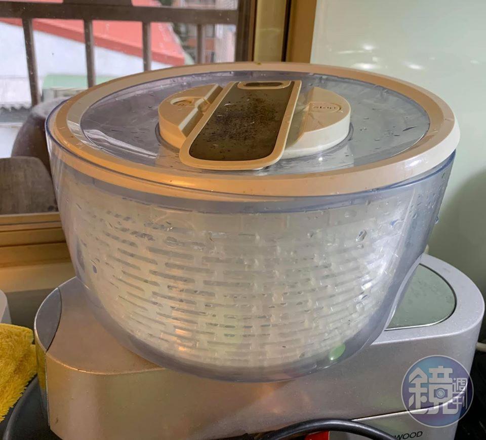 放入生菜沙拉脫水機，去除葉片上的水分。