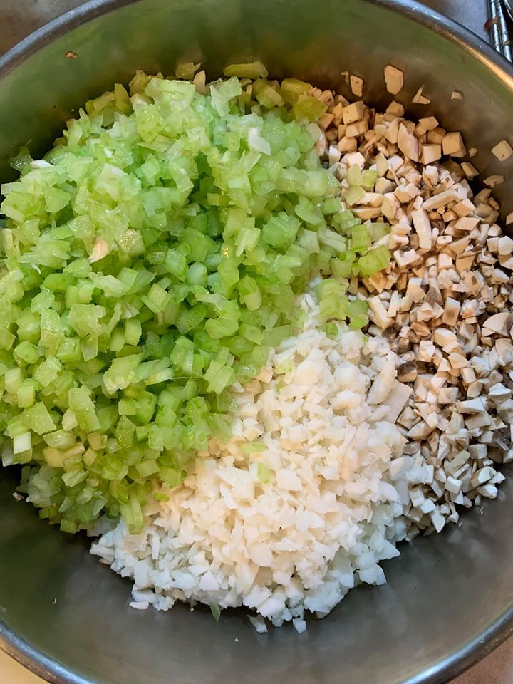 所有蔬菜切成均等細末。