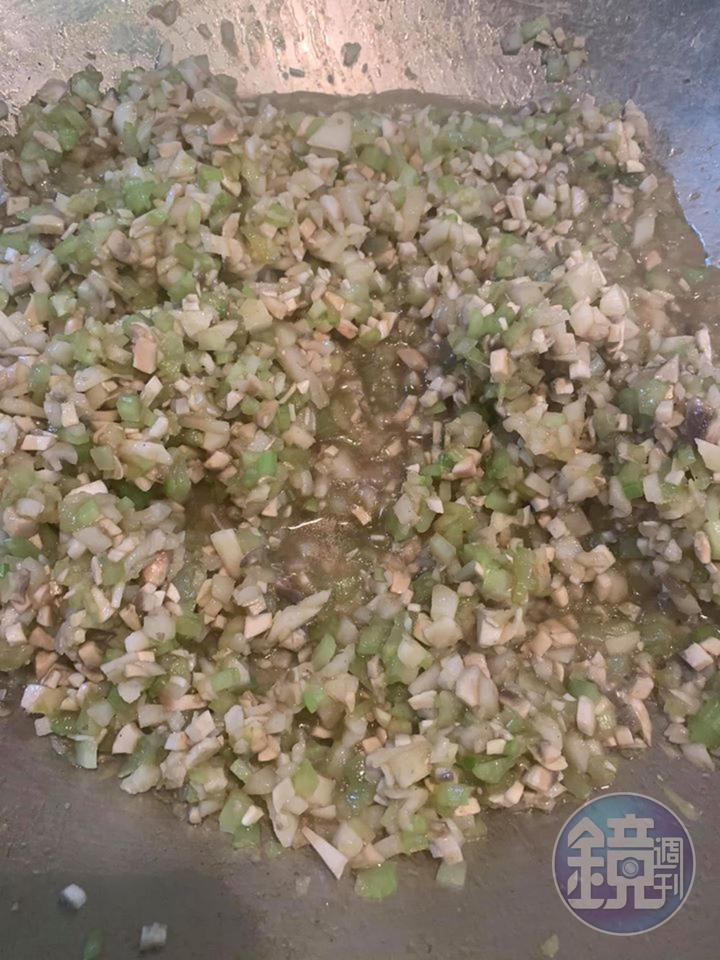 蔬菜粒炒到略微出水即可起鍋。