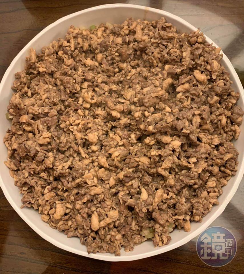 將炒到粒粒分明的鴿鬆鋪到蔬菜上。