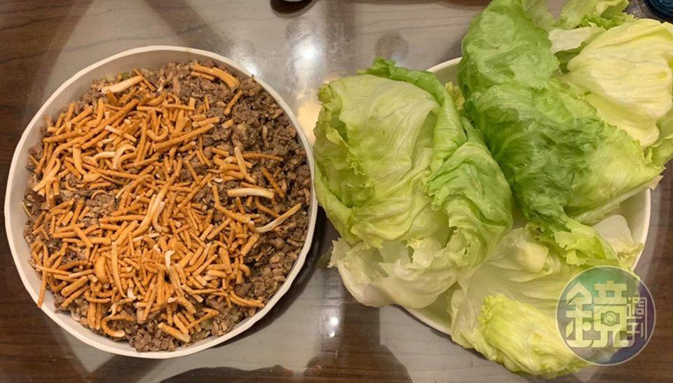 鋪上掰碎的饊子，就可以從底部挖一大匙起來，包生菜一起吃了。