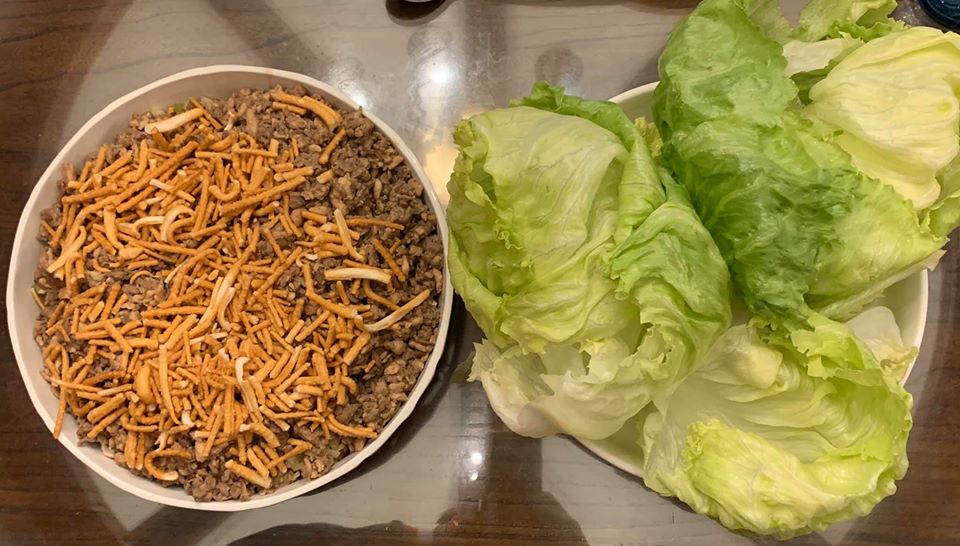 鋪上掰碎的饊子,就可以從底部挖一大匙起來,包生菜一起吃了。