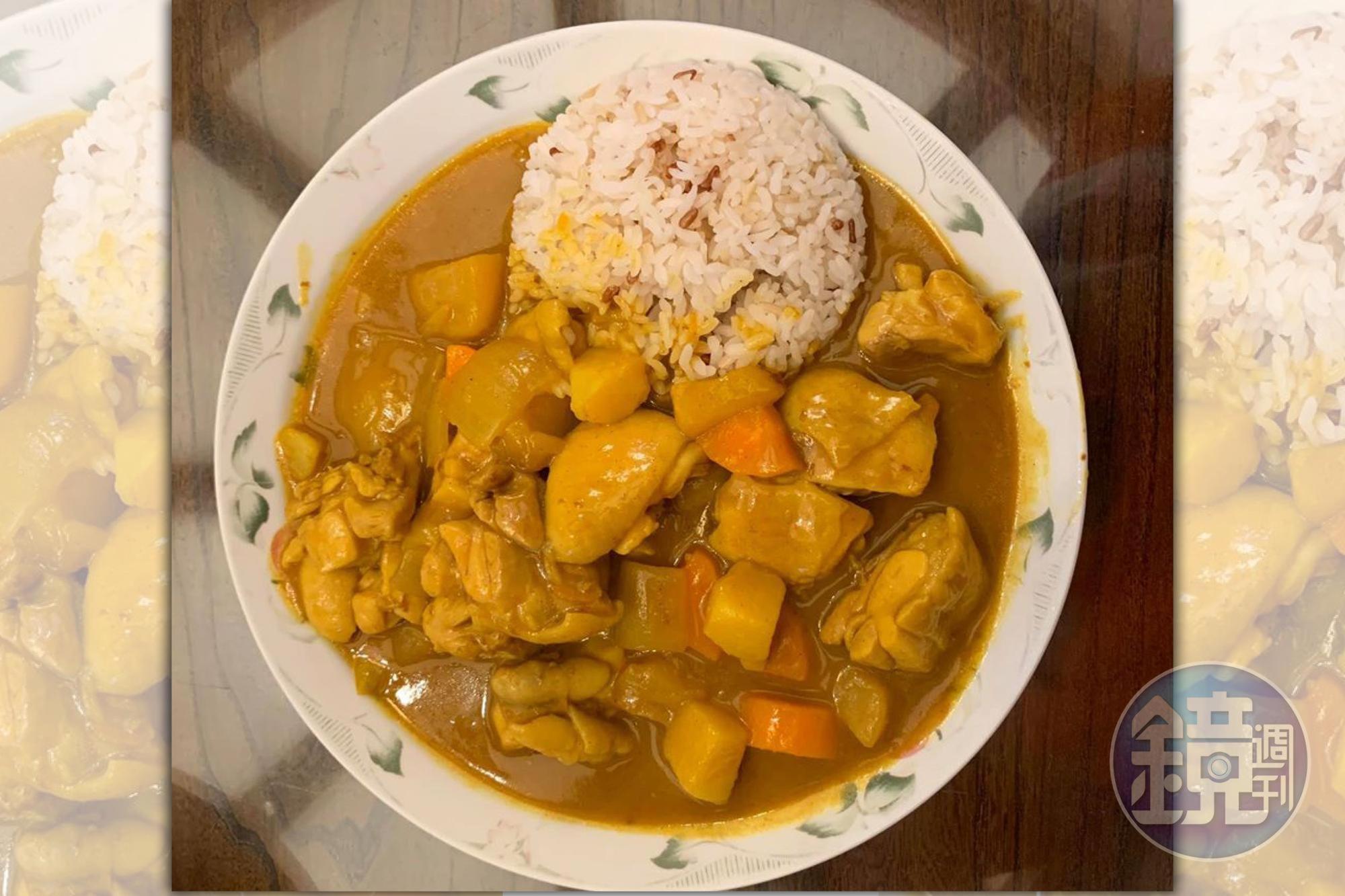 「薑黃咖哩雞飯」是我複製基隆夜市小吃的味道，配什麼？當然要配白飯，但我的白飯多了五穀，比較健康。