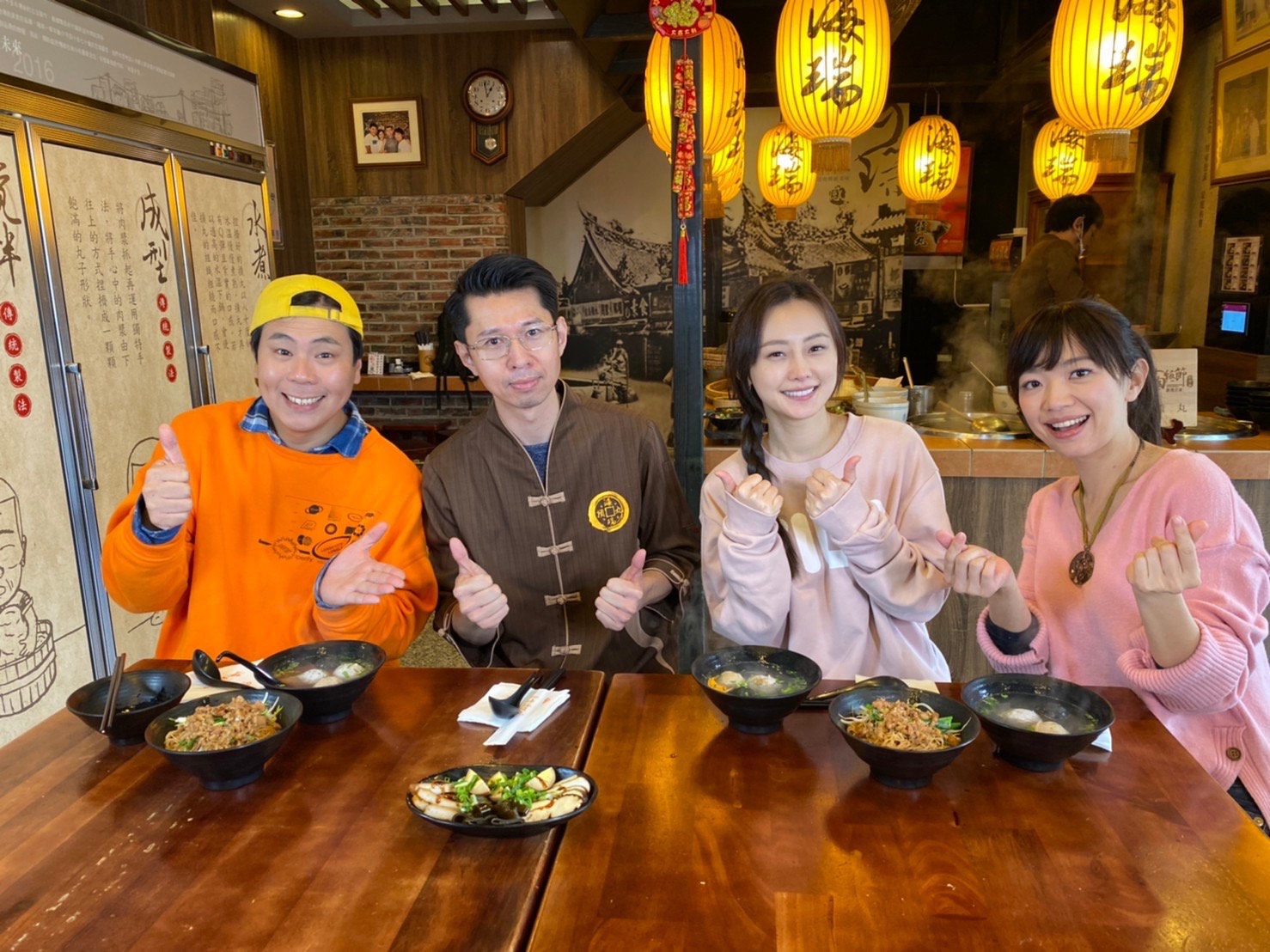 璟宣（右2）受邀參加《呷飽未》外景錄影。（圖/三立提供）