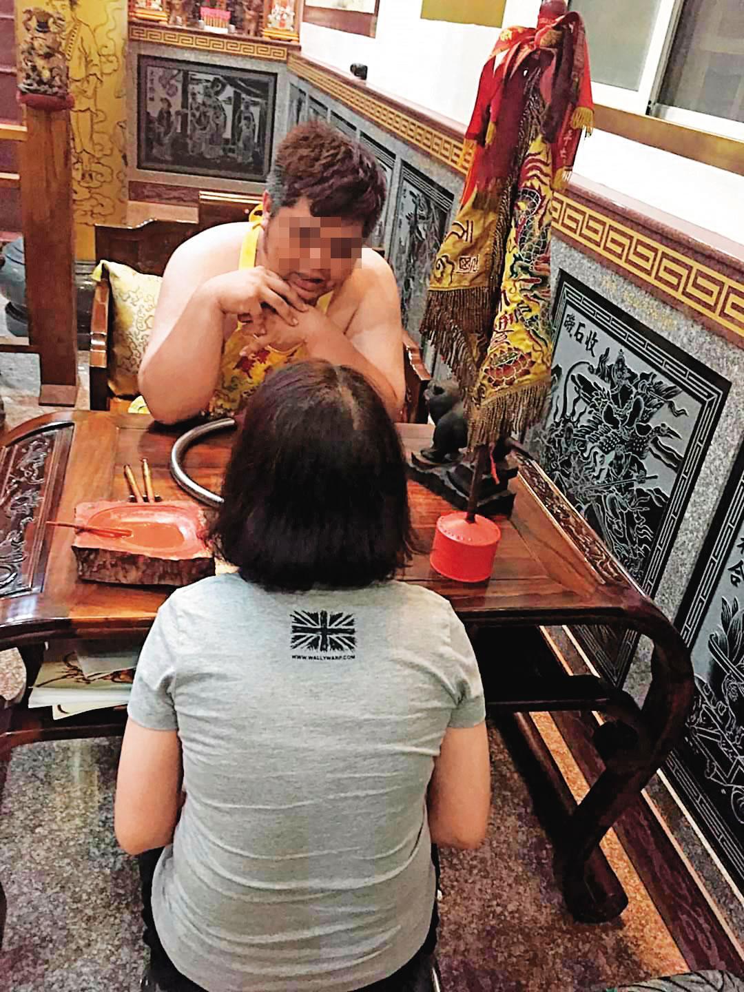 劉男長期擔任乩童，被眾多信徒視為神明代言人。（翻攝臉書）