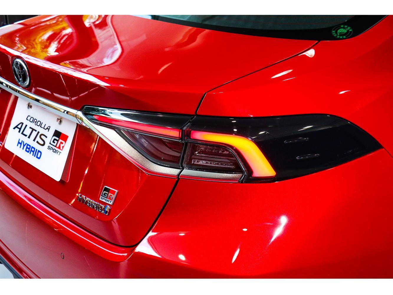 全新COROLLA ALTIS GR SPORT擁有專屬跑格套件，霸氣的蜂巢格狀進氣壩，搭配勁黑車外後視鏡、燻黑LED光條式尾燈、17吋亮黑切削鋁圈，以及車尾GR SPORT專屬銘板。