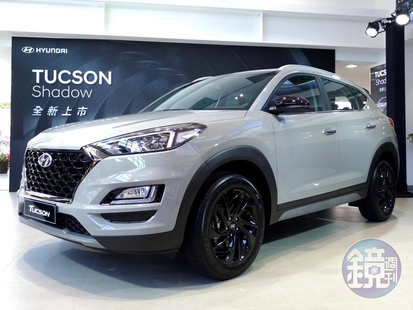 限量車款TUCSON Shadow以時尚風格的新冶煉灰車色，擁有專屬Shadow Shine夜幕跑旅套件與HYUNDAI SmartSense先進智能輔助，以更為洗鍊的跑格元素，喚醒心中禁錮已久的跑格靈魂！