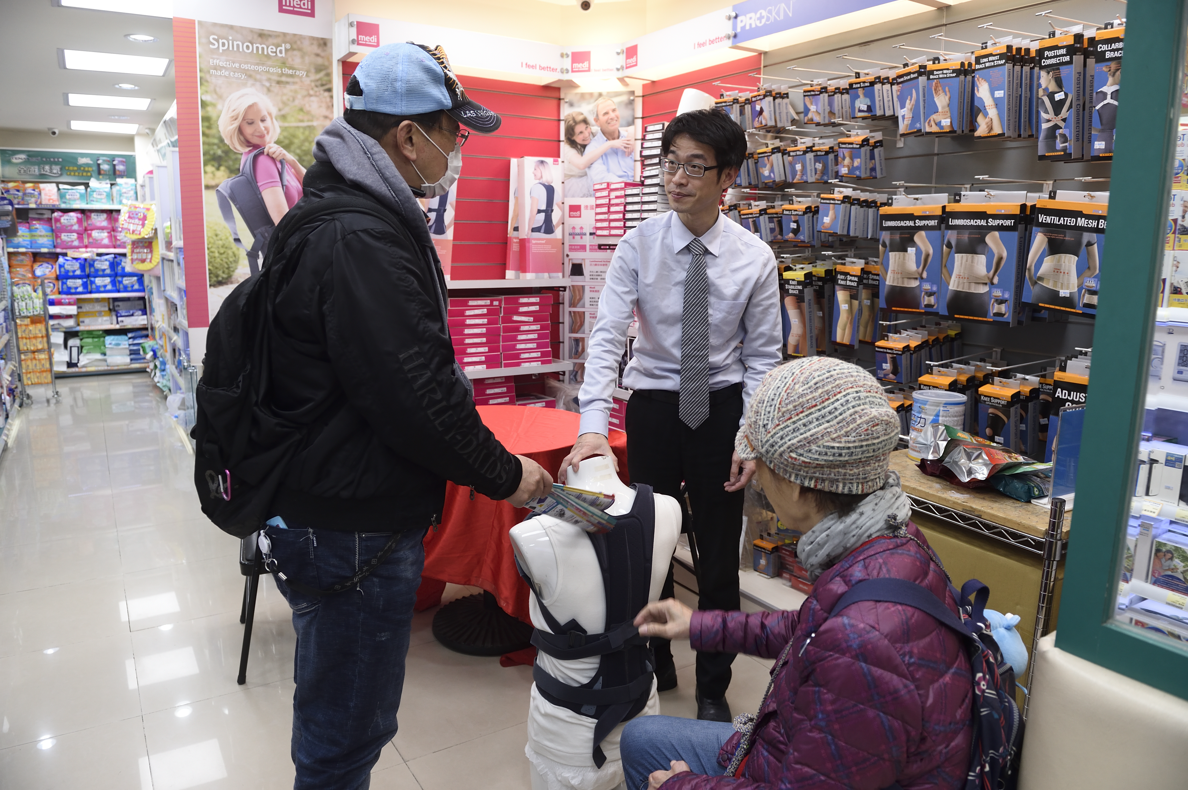 醫療照護產品專業知識多，杏一門市強調專業化服務，服務人員仔細說明與示範。