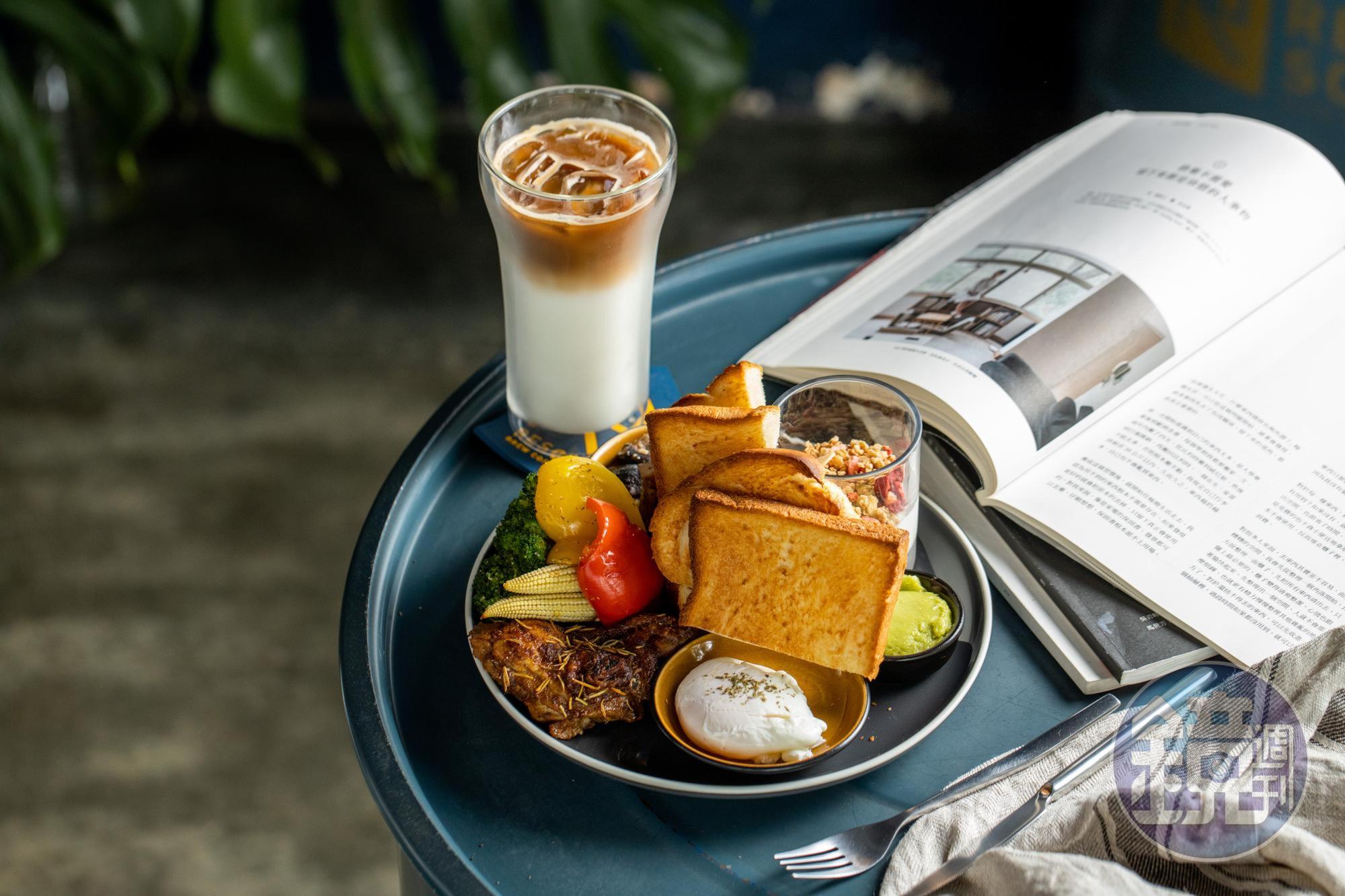 「Resort Brew Coffee Co.」的「歐陸式早午餐」從麵包、醬汁、蔬菜到主餐、飲品有多種選擇，一盤集滿蛋白質、澱粉和蔬果，營養均衡。（330元／份，附特定飲品，更換其他飲品可折抵50元）