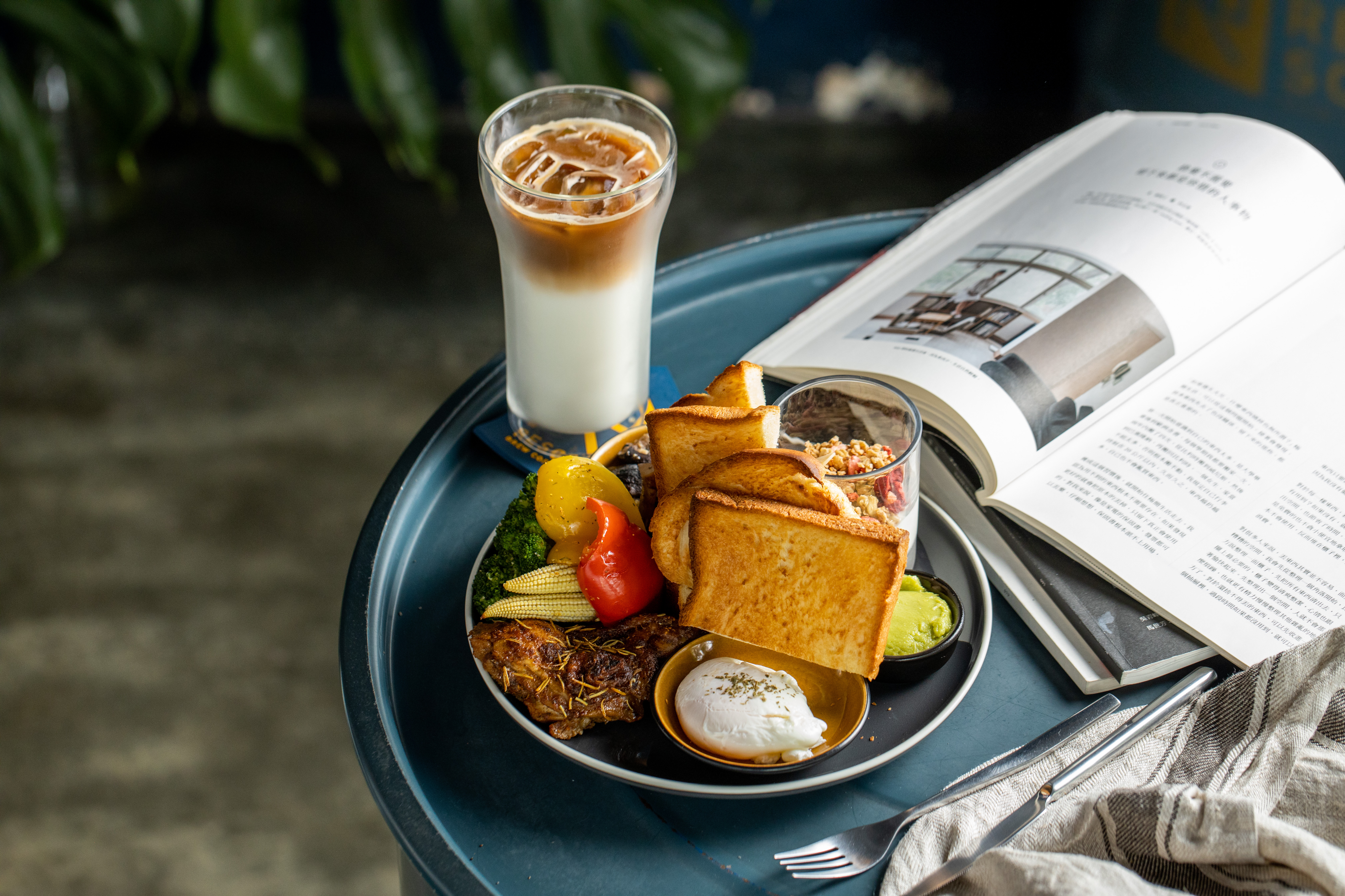 「Resort Brew Coffee Co.」的「歐陸式早午餐」從麵包、醬汁、蔬菜到主餐、飲品有多種選擇，一盤集滿蛋白質、澱粉和蔬果，營養均衡。（330元／份，附特定飲品，更換其他飲品可折抵50元）