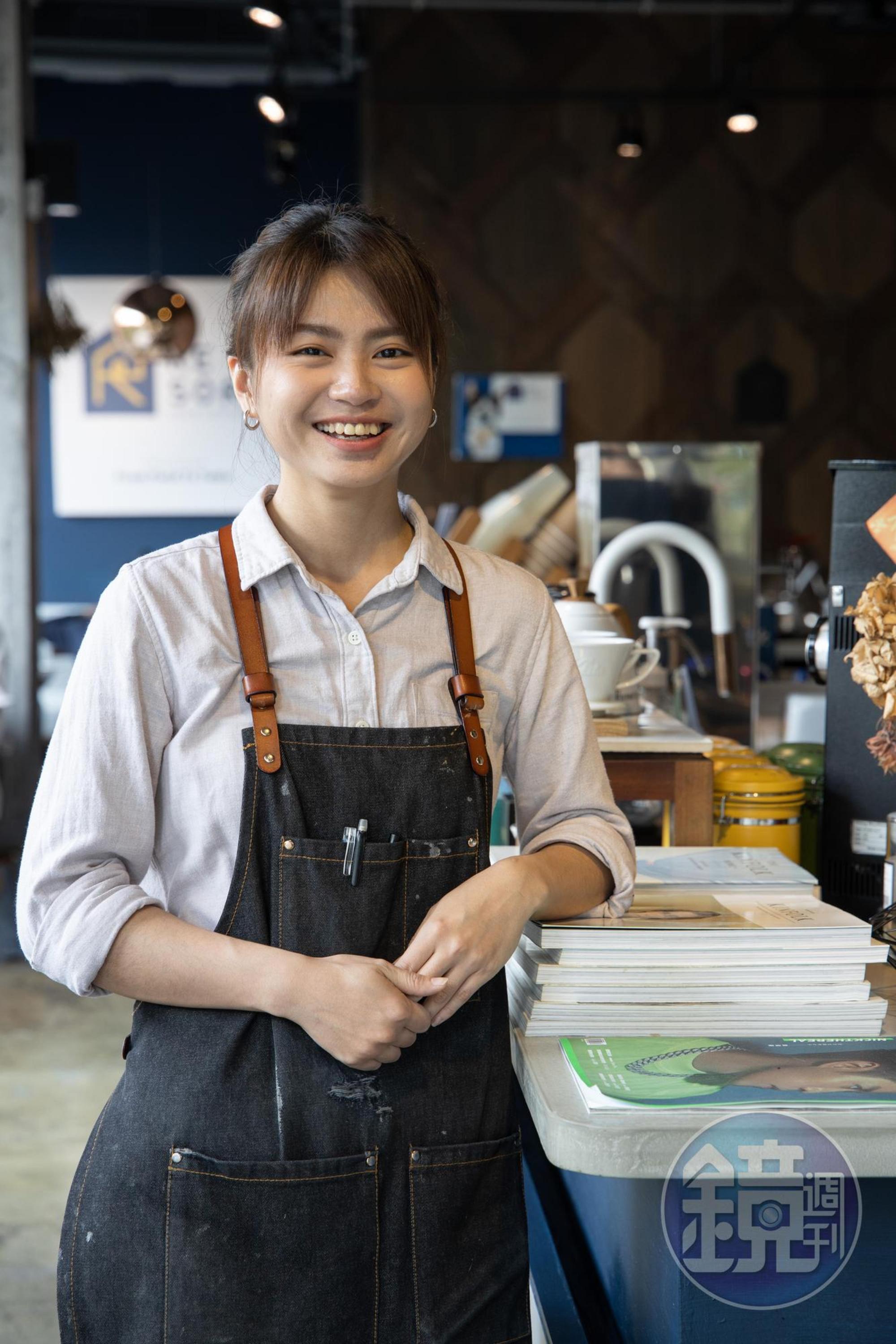 美少女店長李曉柔每天早上9點入店備料，團隊分工井然有序。