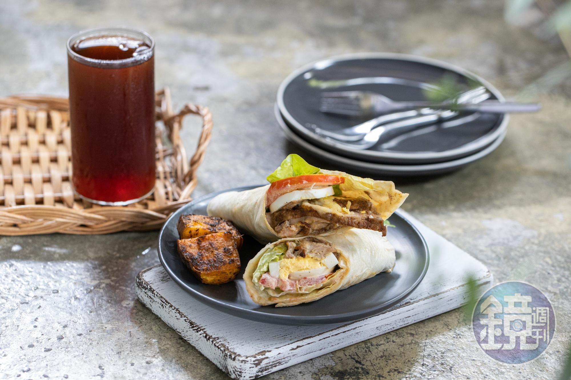 「舒食雞肉捲餅」當晚餐前的點心，分量剛好，附特定飲品，14：00～17：00供應。（160元／份）