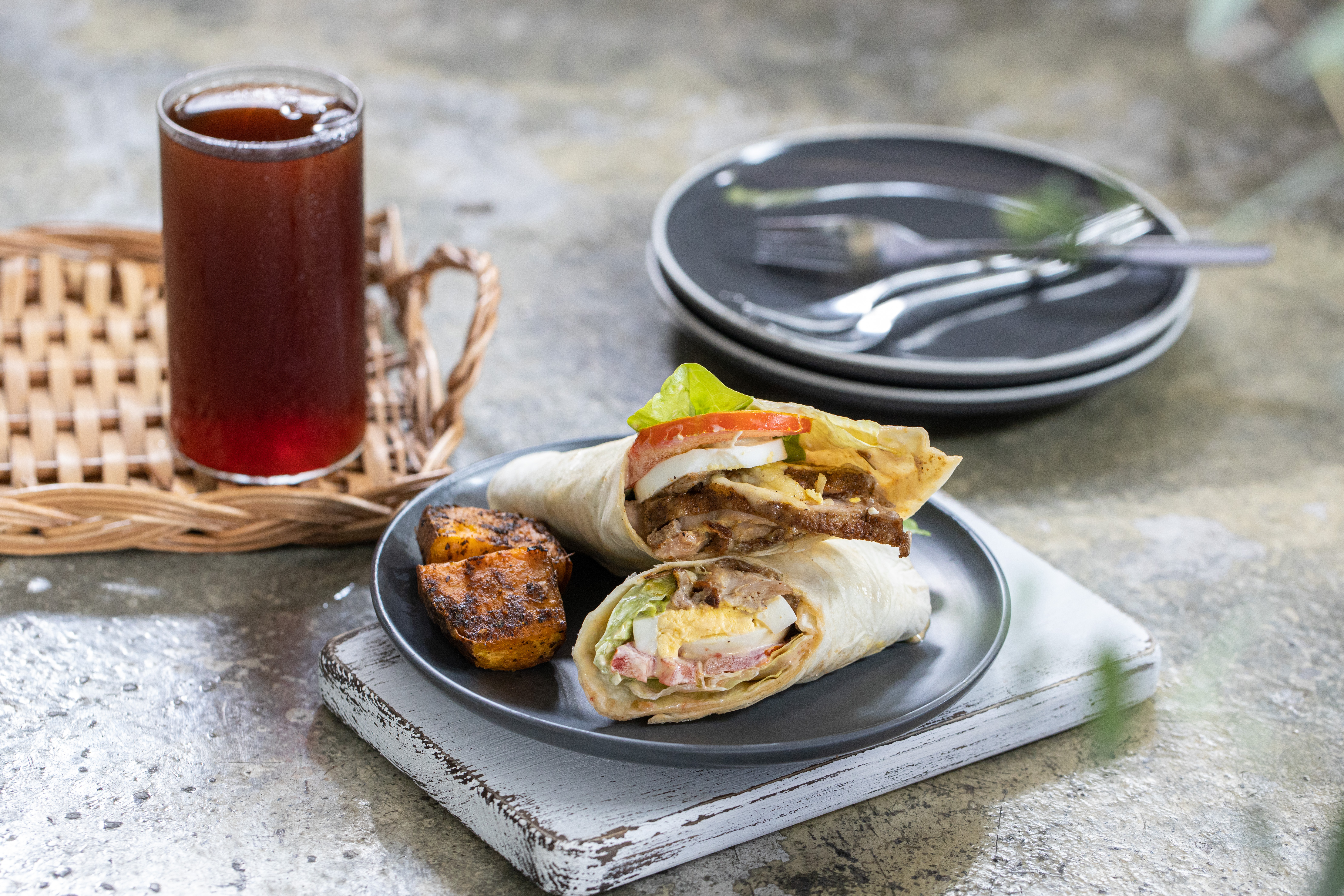 「舒食雞肉捲餅」當晚餐前的點心，分量剛好，附特定飲品，14：00～17：00供應。（160元／份）