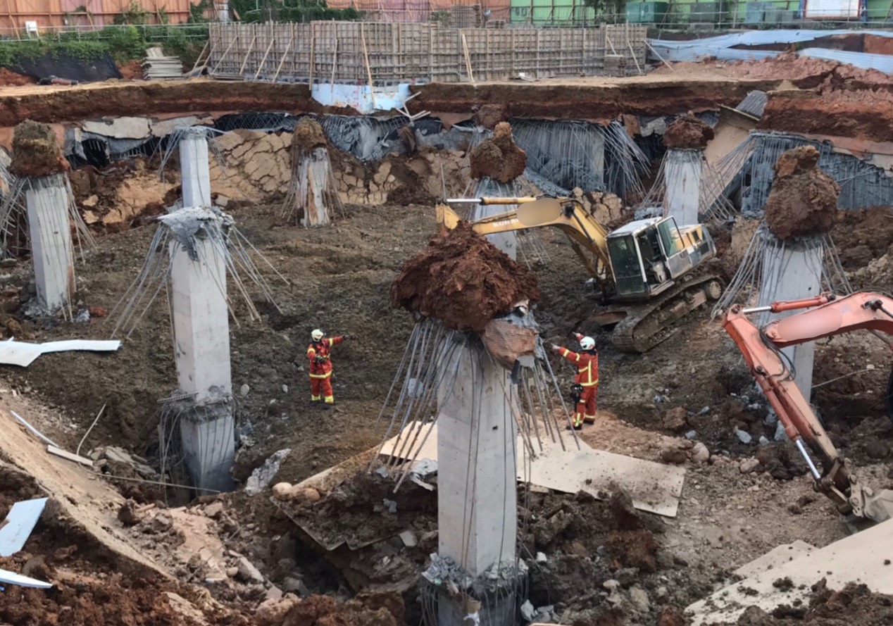 桃園平鎮一處正在施工的地下停車場,昨天下午發生崩塌意外。(翻攝畫面)