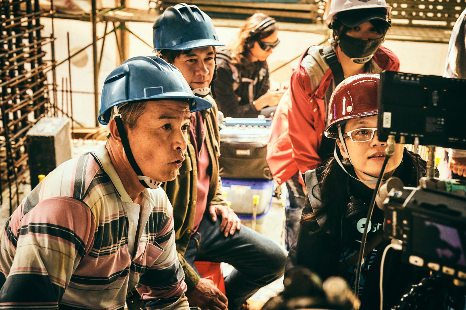 《做工的人》工地拍攝過程艱辛，李銘順（左一）透露「嘴裡永遠有沙」，前排右一為導演鄭芬芬、左二為柯叔元。（大慕影藝提供）