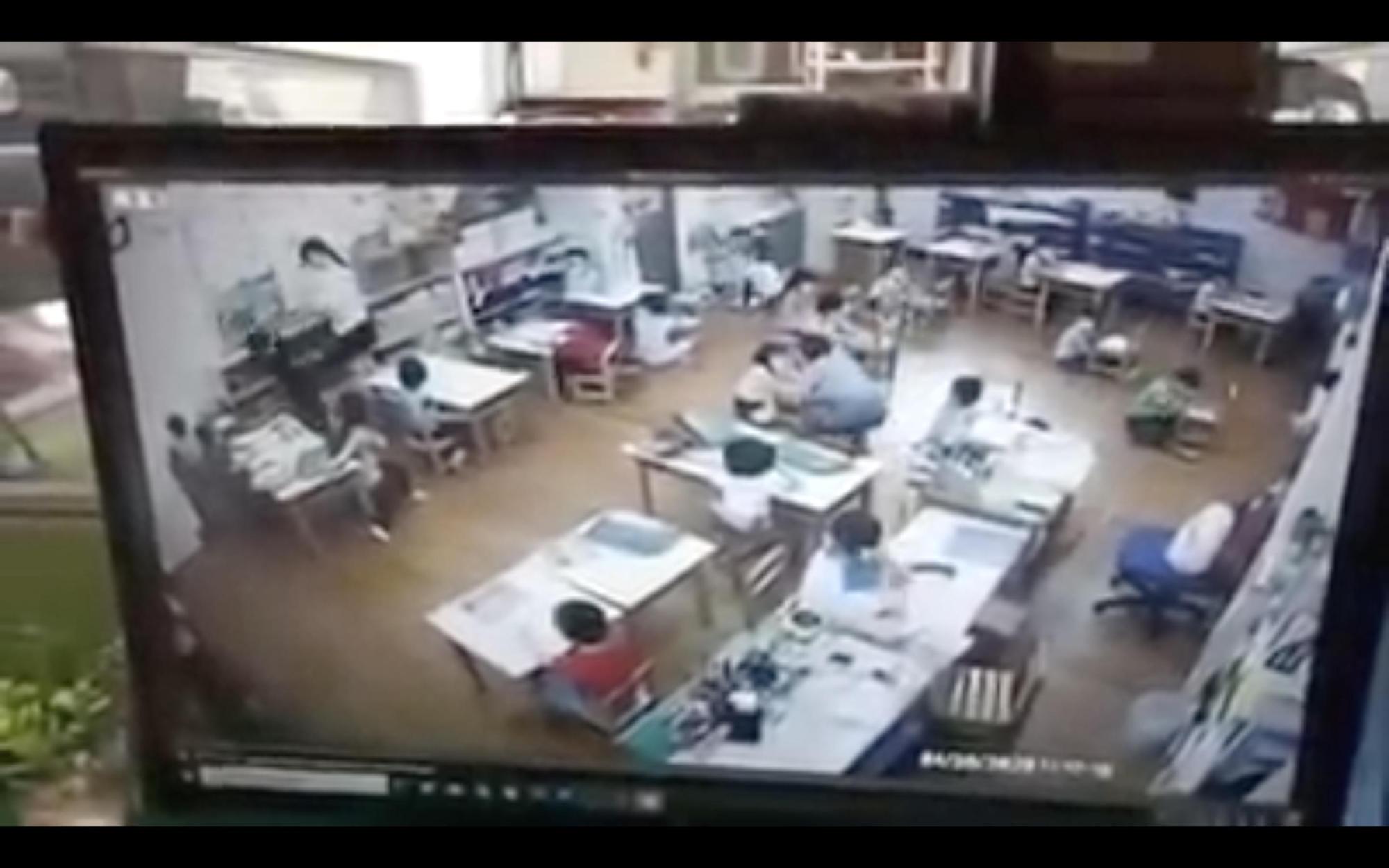 教師不僅將孩童扯頭髮拖行到角落,還出手打男孩頭部。(翻攝爆料公社)