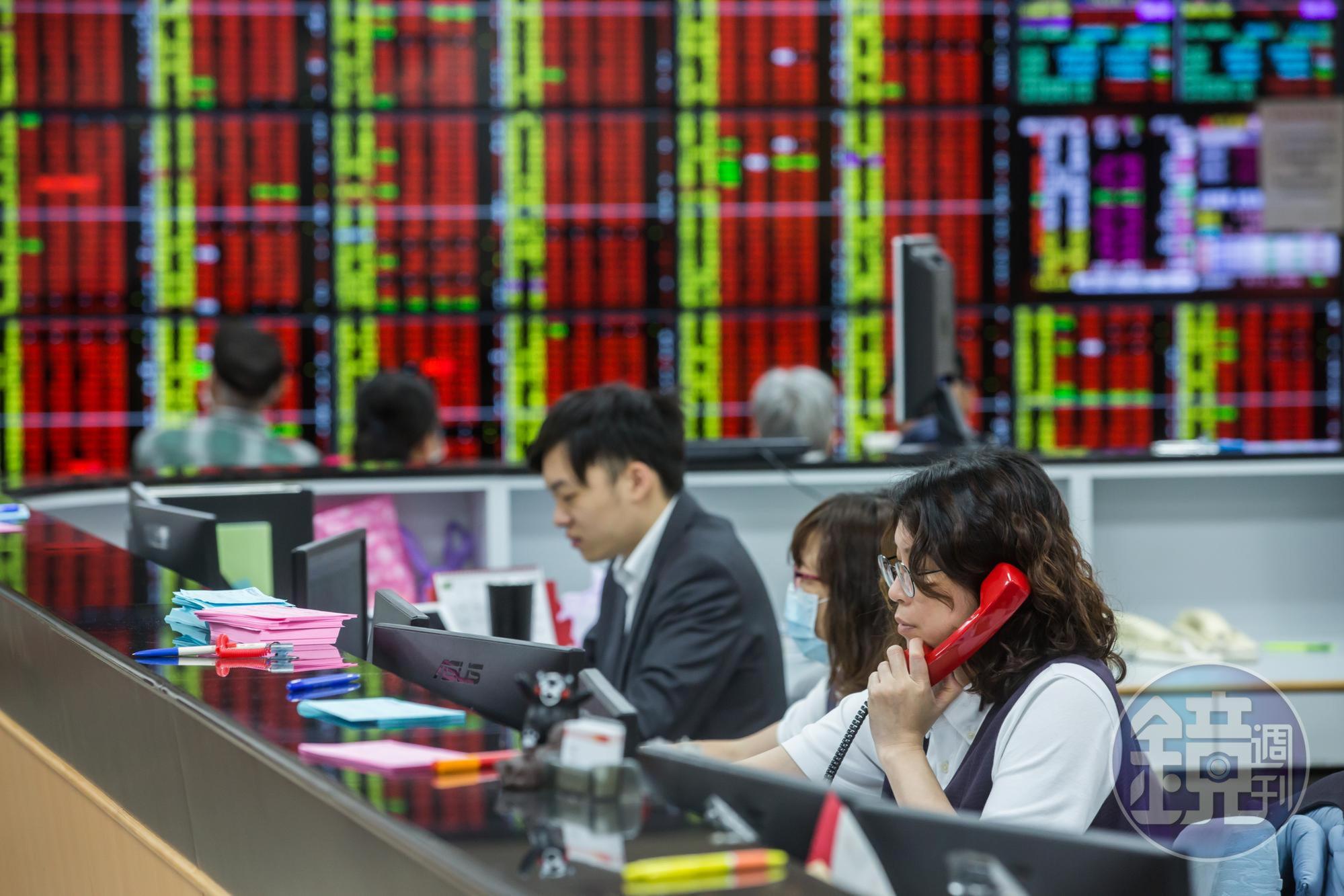 疫情影響趨穩，台股在電金傳產權值股帶量領攻下，重新站回年線。 