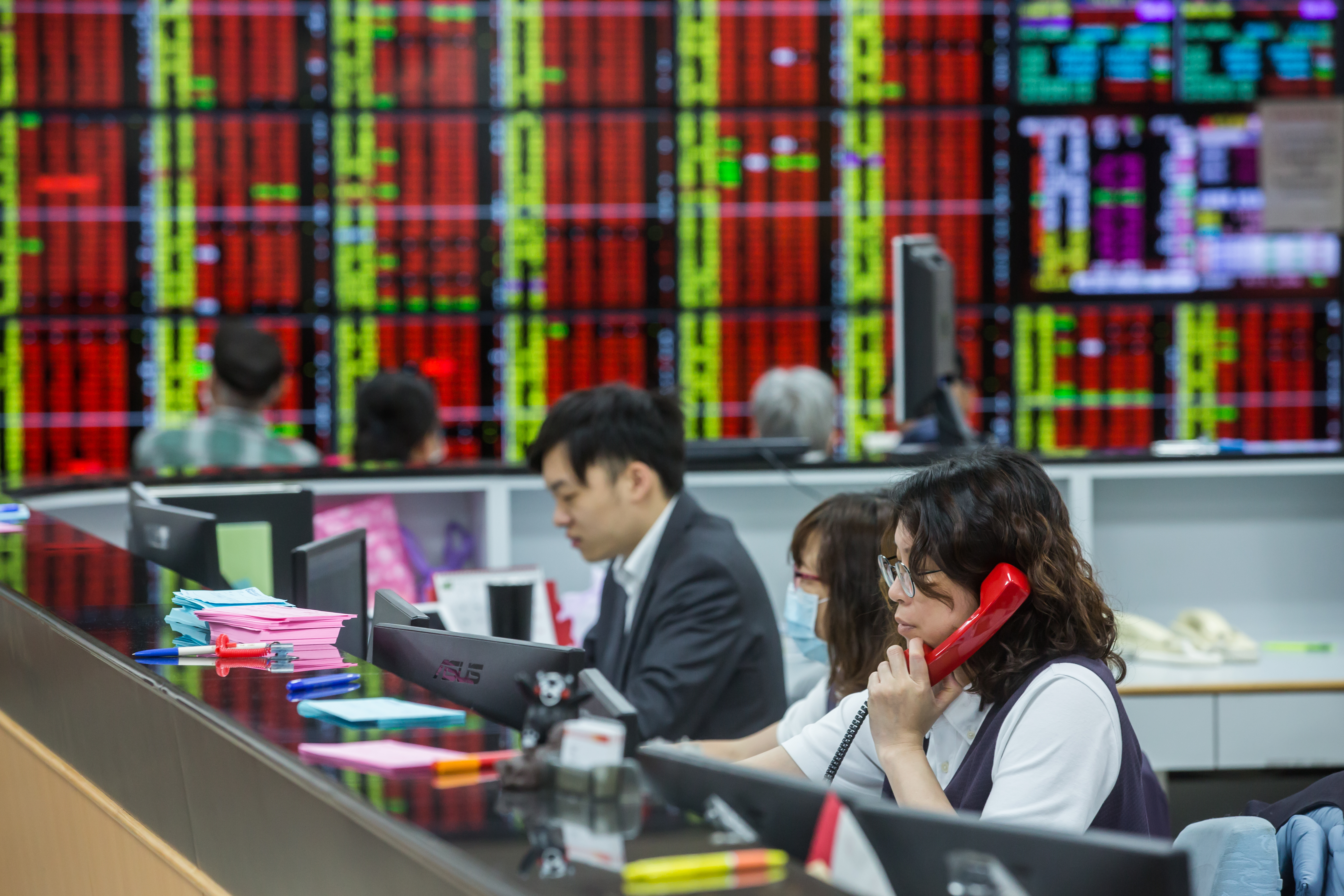 疫情影響趨穩,台股在電金傳產權值股帶量領攻下,重新站回年線。