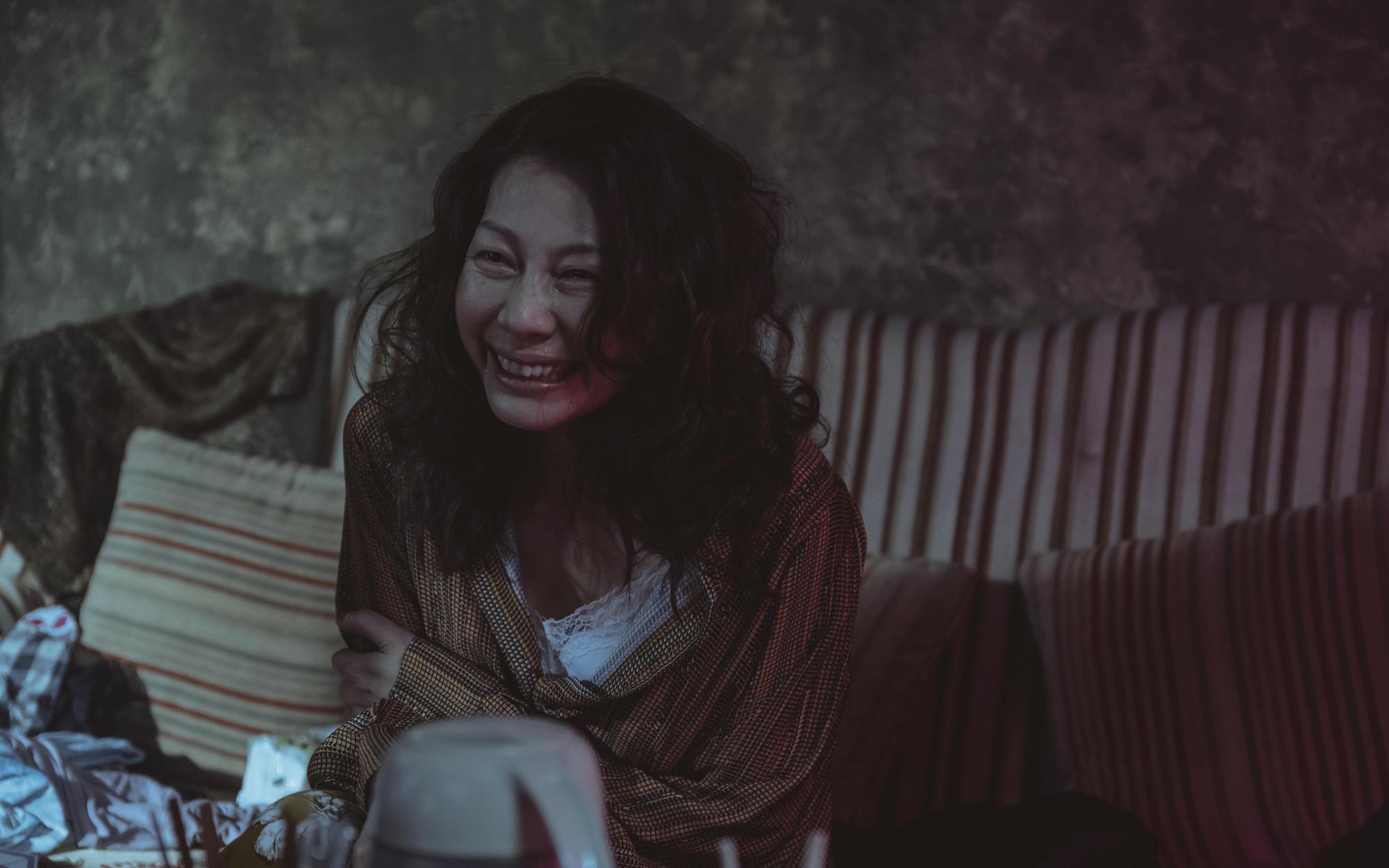 丁寧在《誰是被害者》中飾演過氣女歌星，角色故事與陳小霞的〈還活著〉歌曲內容完全契合。（Netflix）