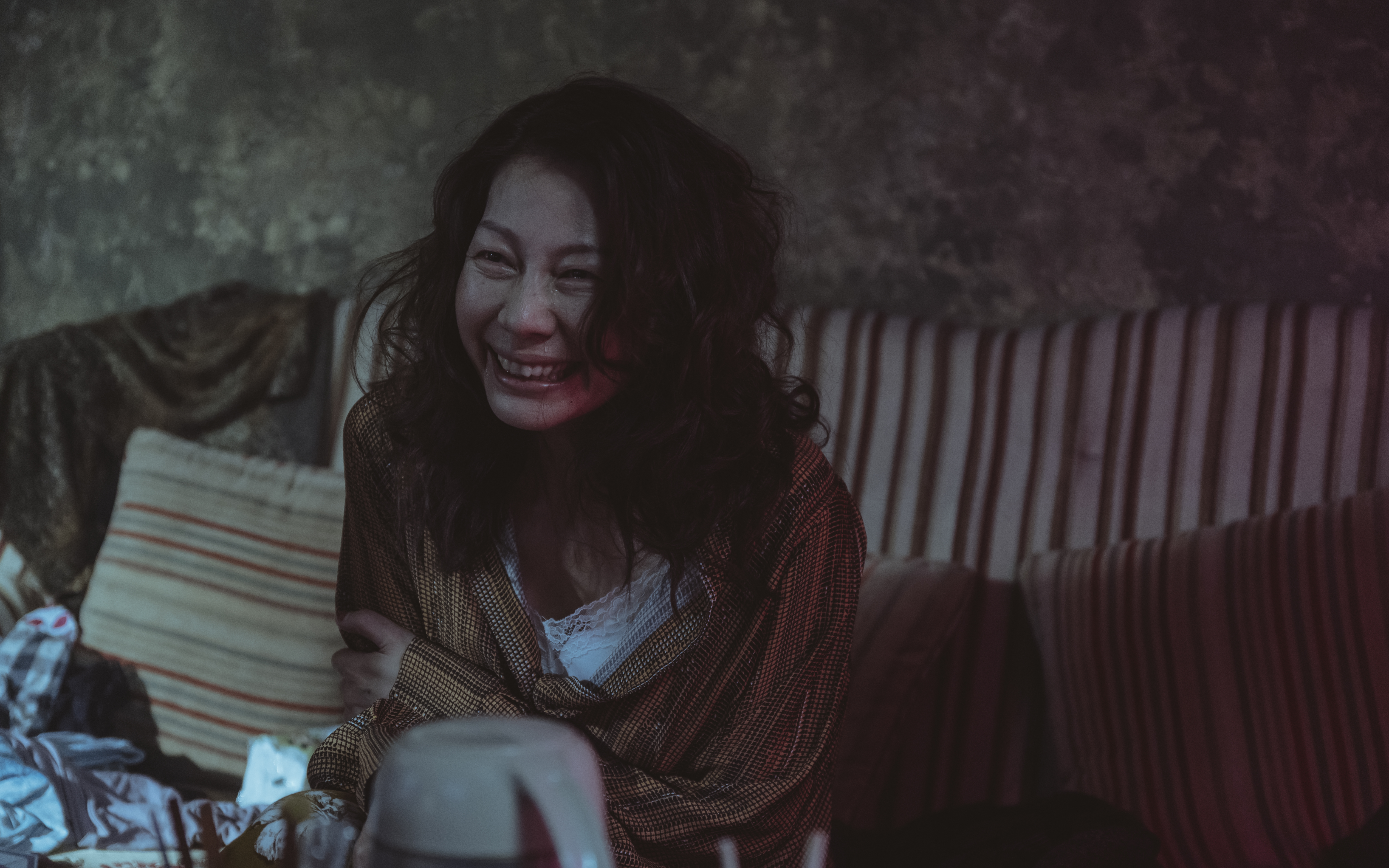 丁寧在《誰是被害者》中飾演過氣女歌星，角色故事與陳小霞的〈還活著〉歌曲內容完全契合。（Netflix）