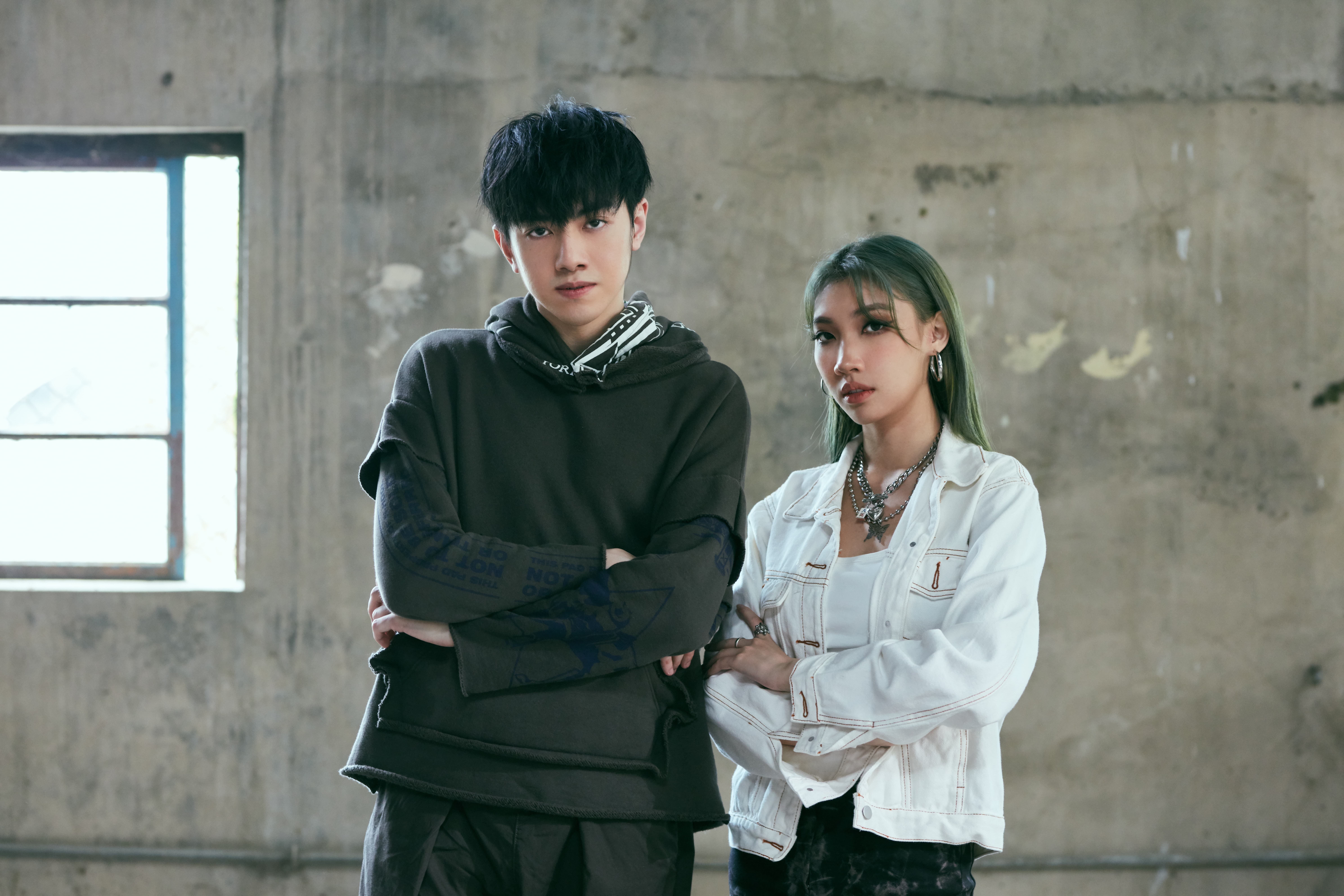 Netflix影集《誰是被害者》由 Karencic(右)與「聲林之王」第一屆總冠軍李友廷參與演唱。(華研提供)