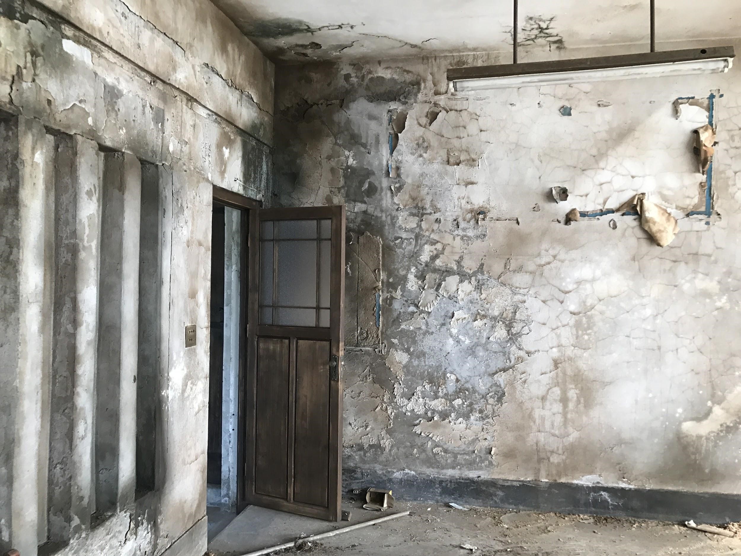 電影《返校》裡的毀棄教室牆面，透過美術設計與質感層層加工，有如藝術品。                         （陳新發提供）