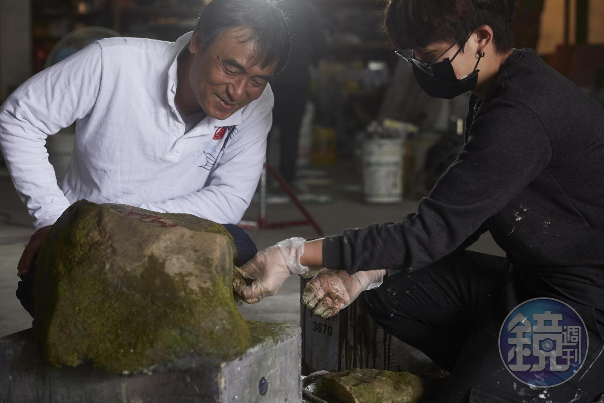 陳新發在工作現場指導質感團隊成員如何在「石頭」上製造「青苔」。