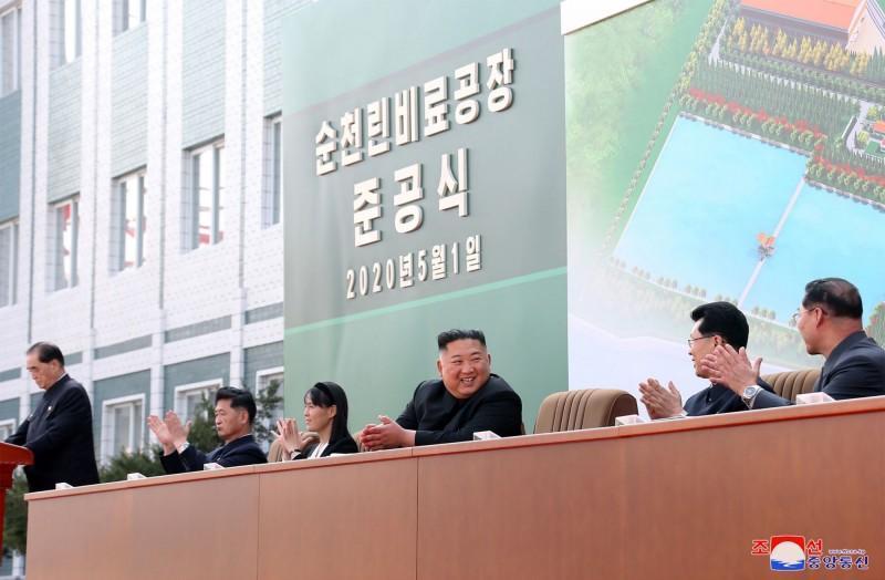 金正恩神隱多日終於露面。（翻攝自推特）