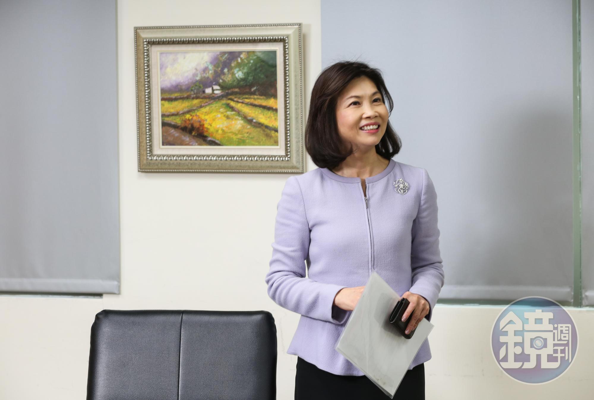 陳麗如期許自己動如脫兔靜如處子,她習畫十多年,獨樂樂不如眾樂樂,把作品掛在辦公室和同事分享。
