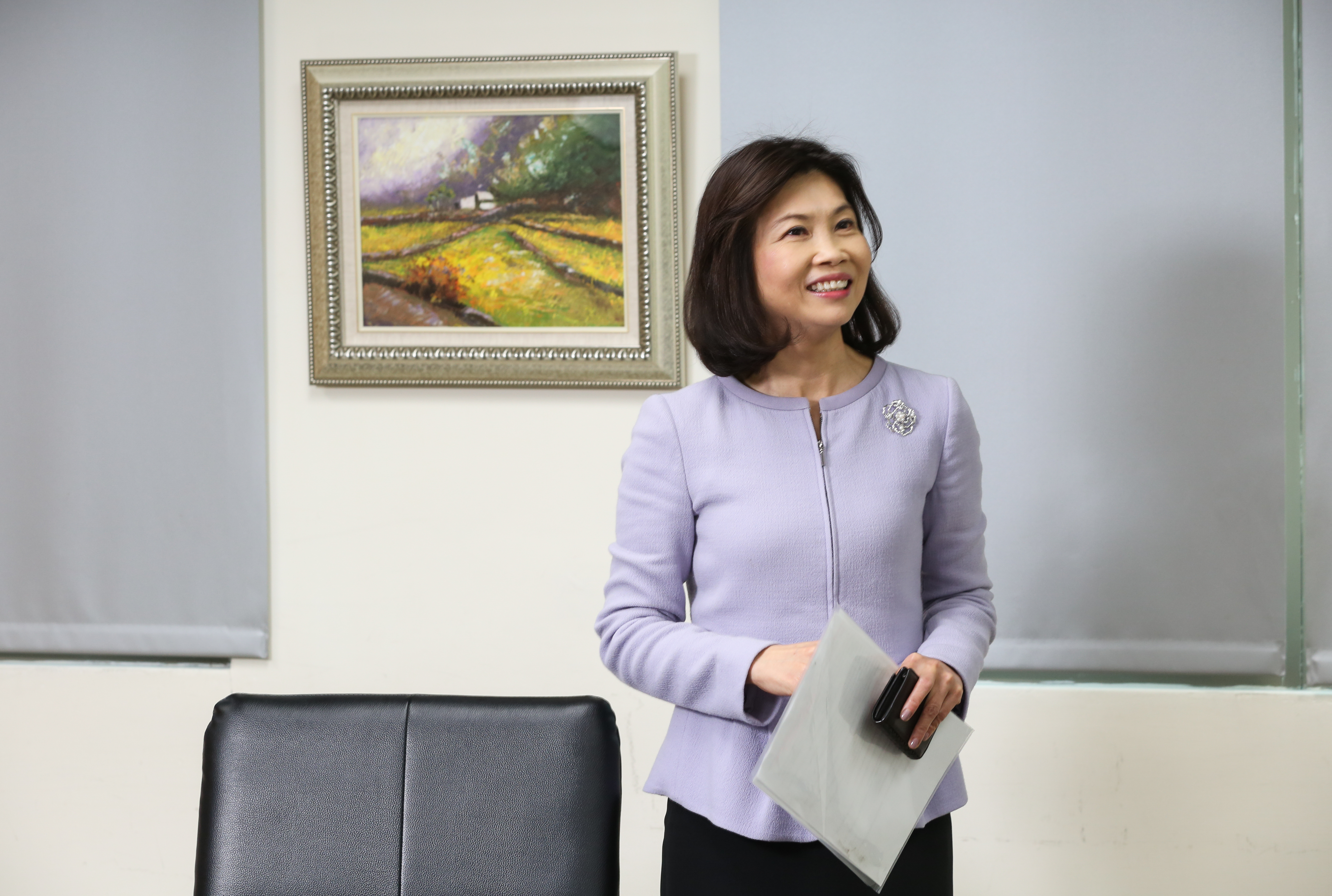 陳麗如期許自己動如脫兔靜如處子，她習畫十多年，獨樂樂不如眾樂樂，把作品掛在辦公室和同事分享。