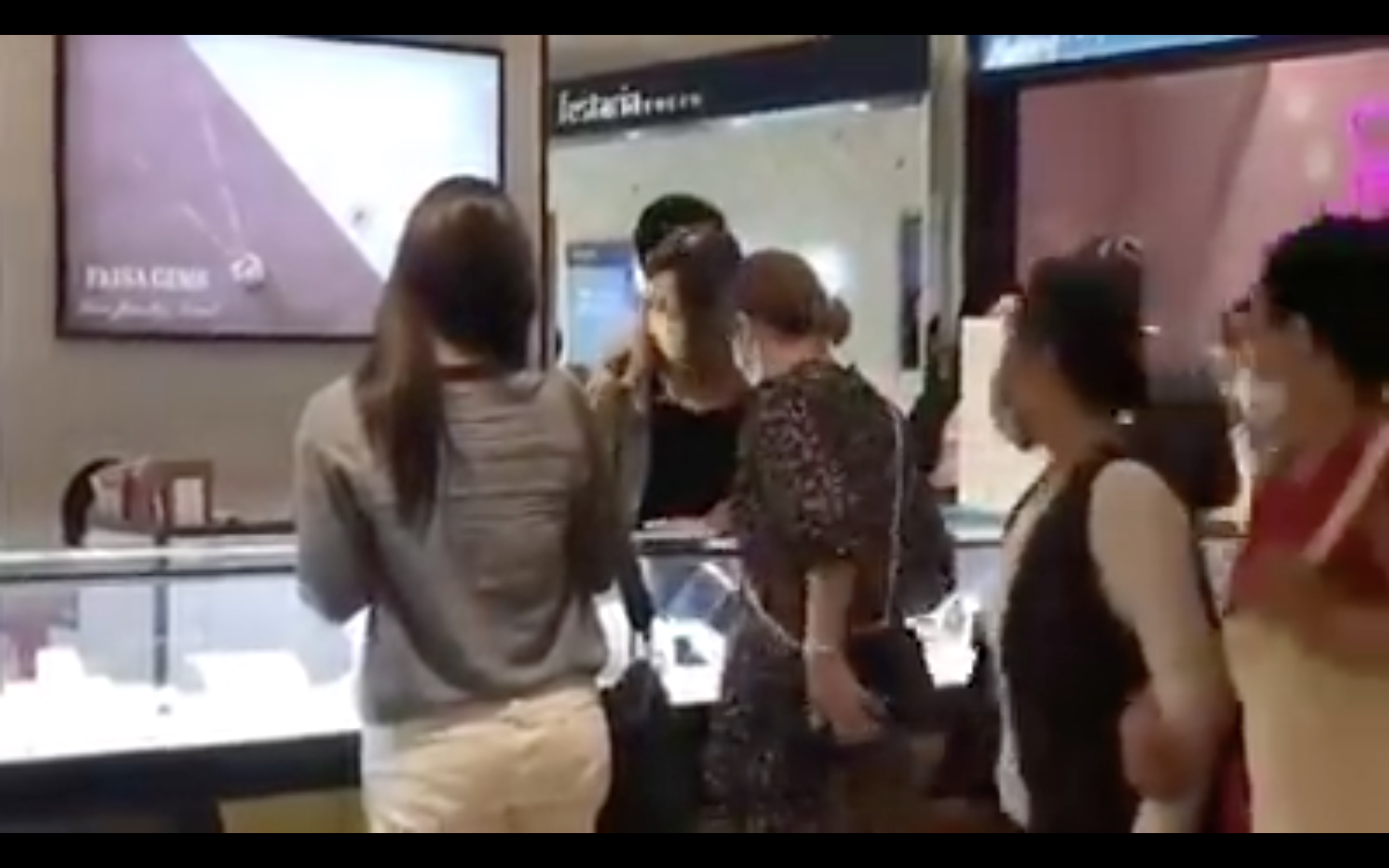 1名大媽自己搞丟項鍊卻拿空盒子到百貨公司索賠。（翻攝Yulin Chen Youtube頻道）