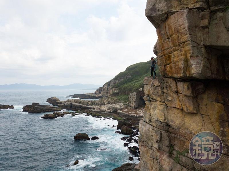 空拍看攀岩處，大海與岩石形成美麗的天然景觀。