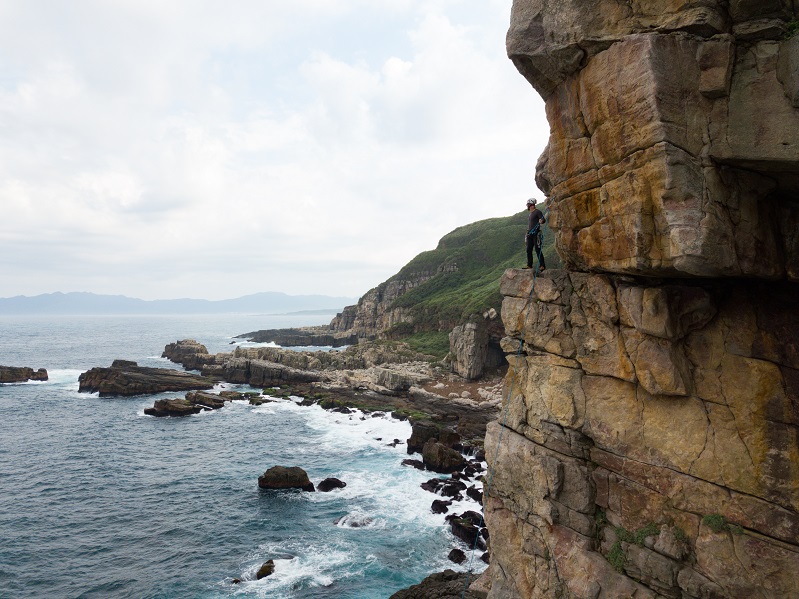 空拍看攀岩處，大海與岩石形成美麗的天然景觀。