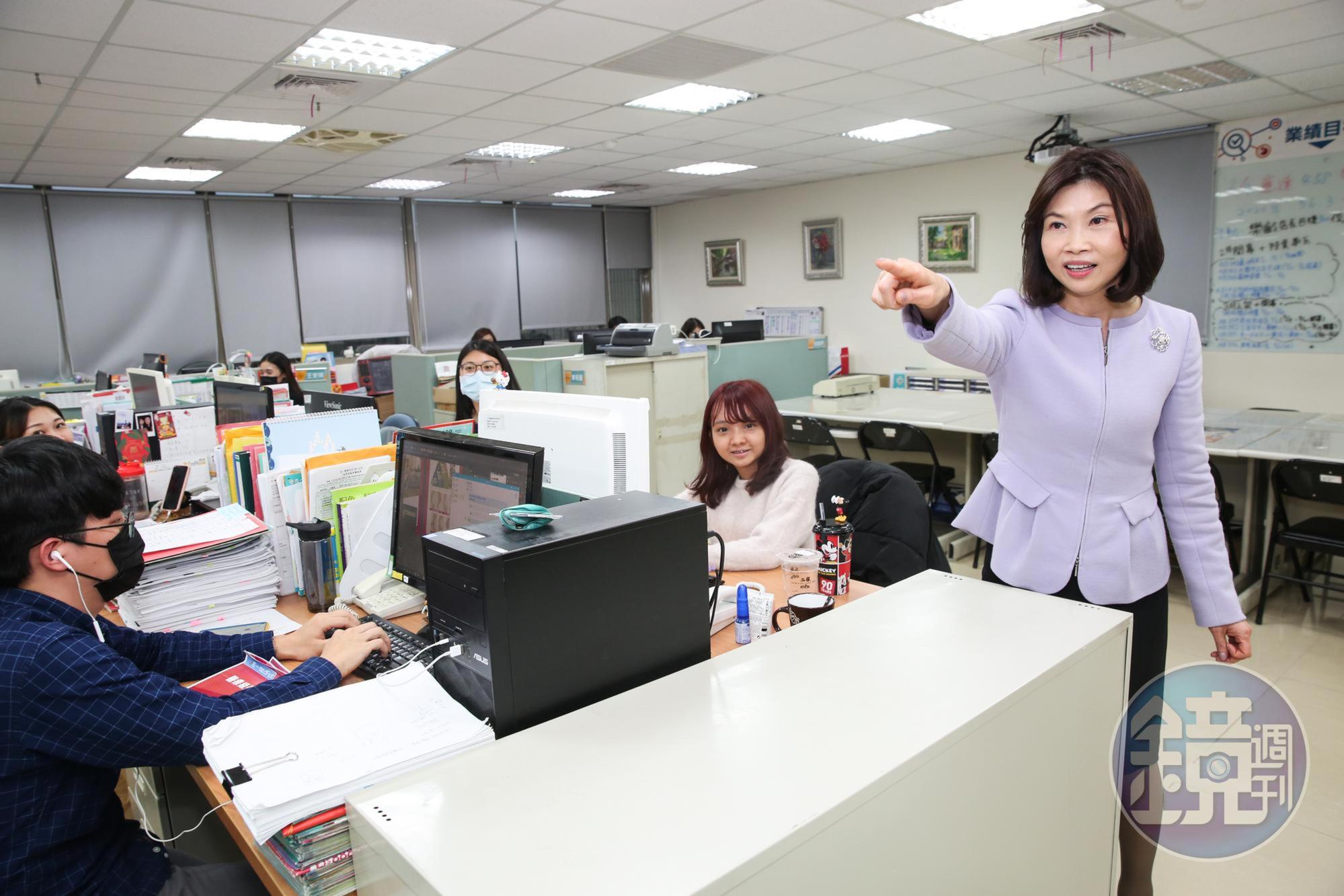 陳麗如有時像老闆有時像媽媽，她注重員工身心靈健康，不惜化身管很寬董事長。