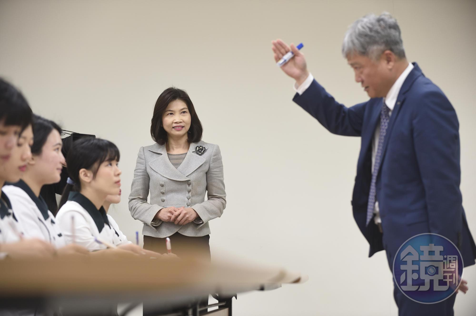 除了共同學習專業新知，陳麗如與先生蔡德忠也會分享許多生活經驗給年輕員工。