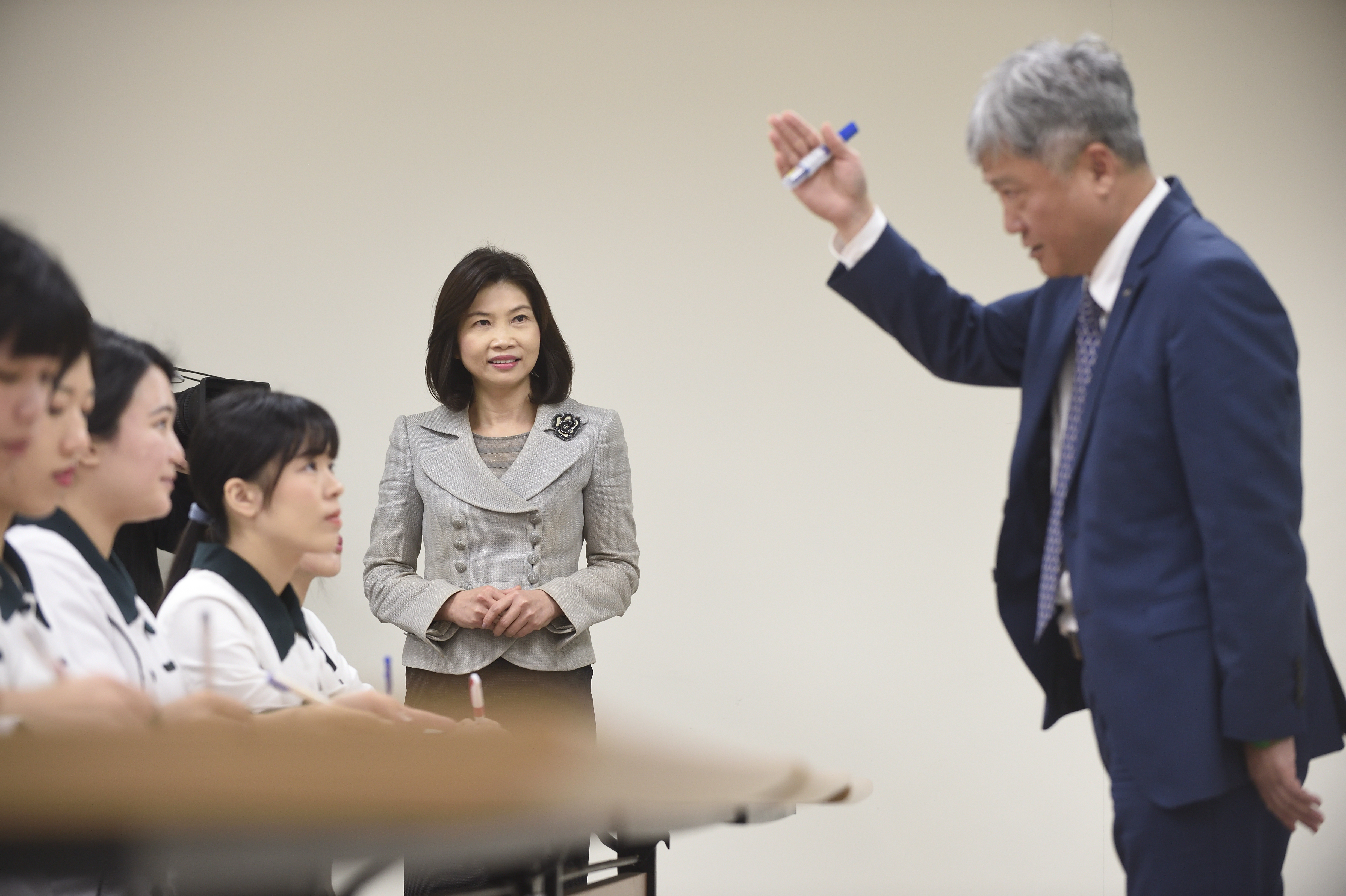 除了共同學習專業新知，陳麗如與先生蔡德忠也會分享許多生活經驗給年輕員工。