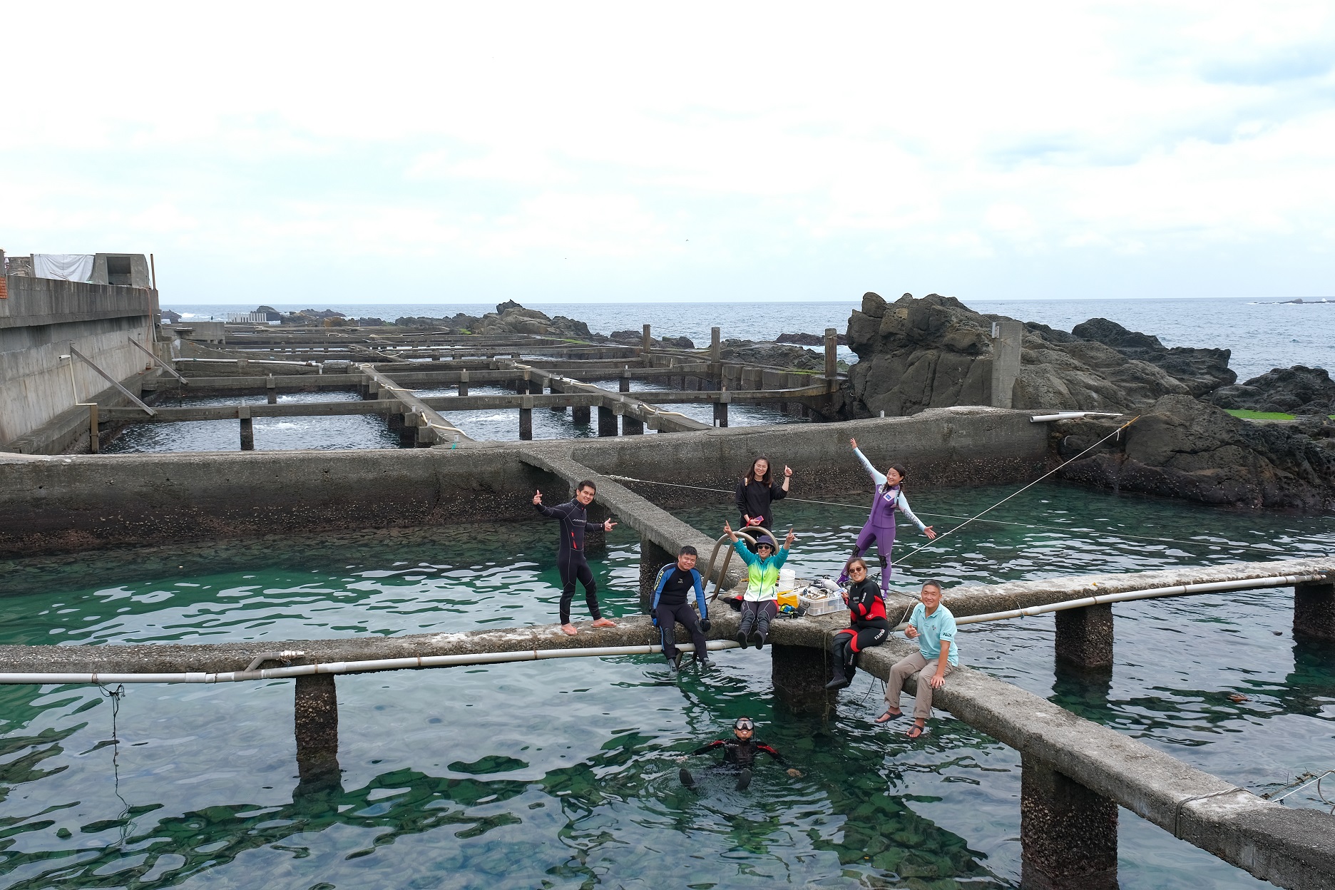 一口廢棄的九孔池，如今有不同的用途，也未海洋帶來色彩。