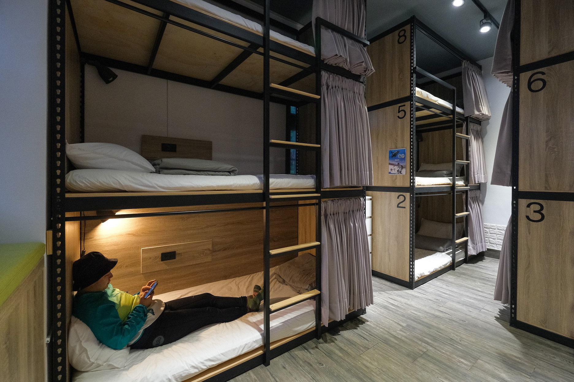 三層的單人床位，相對一般青年旅館更為寬敞。