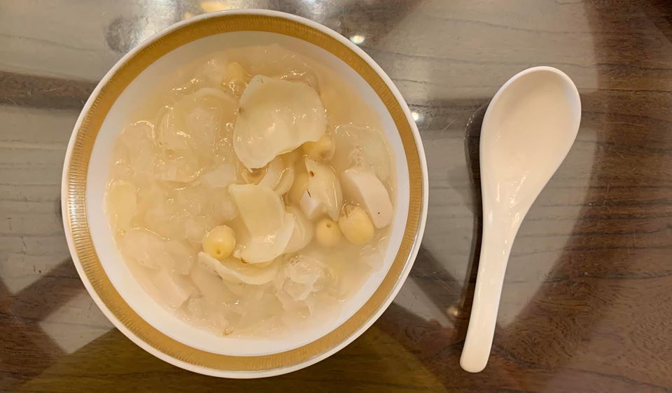 這道加強潤肺版的防疫養生湯「白木耳百合山藥蓮子湯」，很適合做給媽媽喝。