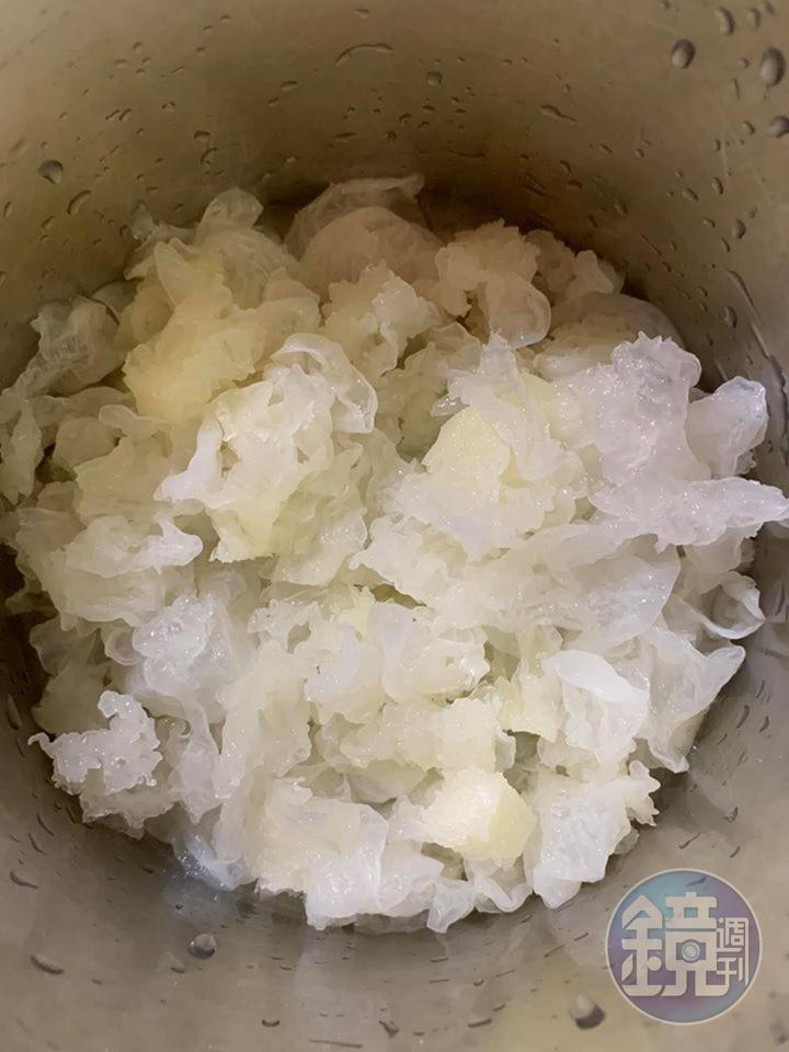 白木耳洗乾淨，最重要是要拆成小朵，比較易煮，入口時也較滑潤。