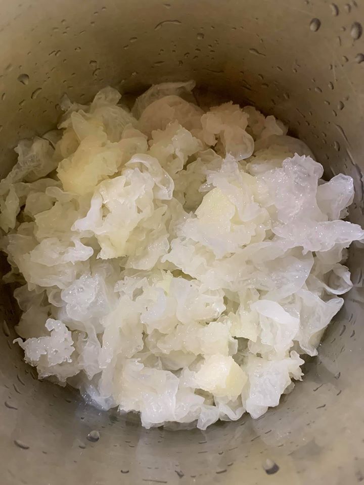 白木耳洗乾淨，最重要是要拆成小朵，比較易煮，入口時也較滑潤。