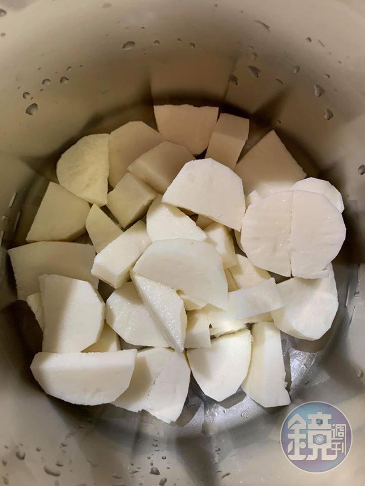 山藥去皮後切成這樣的塊狀。