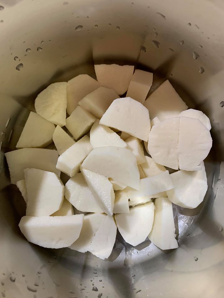 山藥去皮後切成這樣的塊狀。