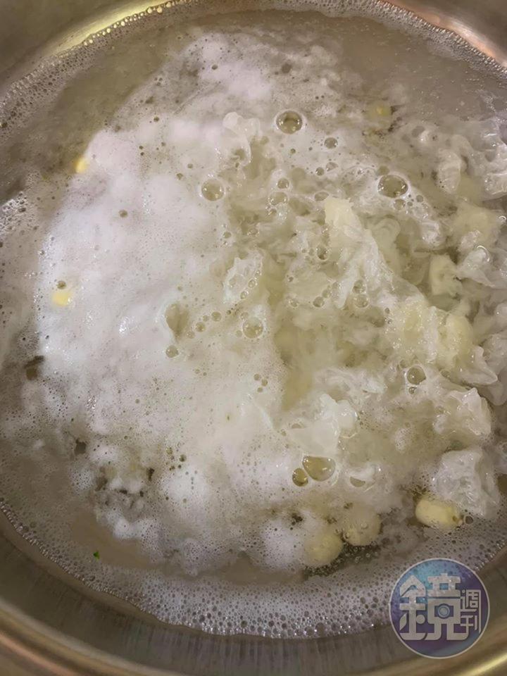 把除了百合之外的食材，加入水中，從冷水開始煮。