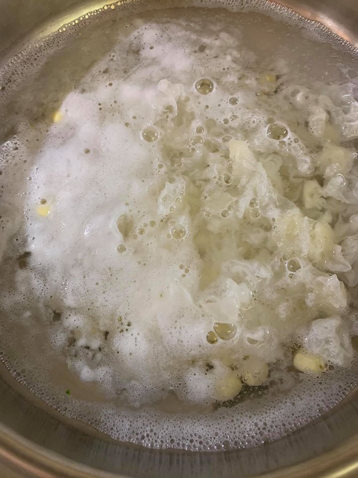 把除了百合之外的食材，加入水中，從冷水開始煮。