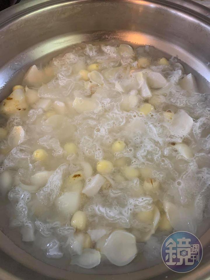 煮到所有食材都熟了，白木耳釋出膠質，就可以關火起鍋了。