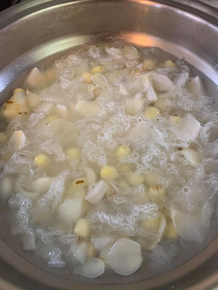 煮到所有食材都熟了，白木耳釋出膠質，就可以關火起鍋了。