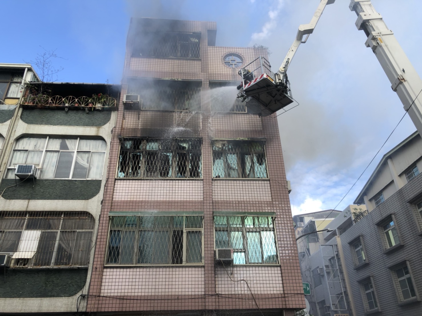 高雄市三民區大連街賴姓名醫的透天厝上午7點多火警，現場濃煙密布。（翻攝畫面）